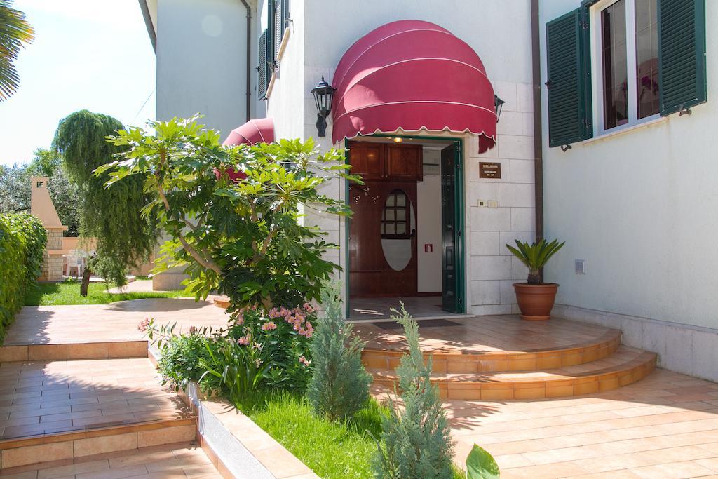 Villa Sveta Eufemija - Bed And Breakfast 로비니 객실 사진