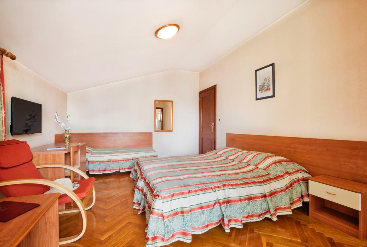 Villa Sveta Eufemija - Bed And Breakfast 로비니 외부 사진