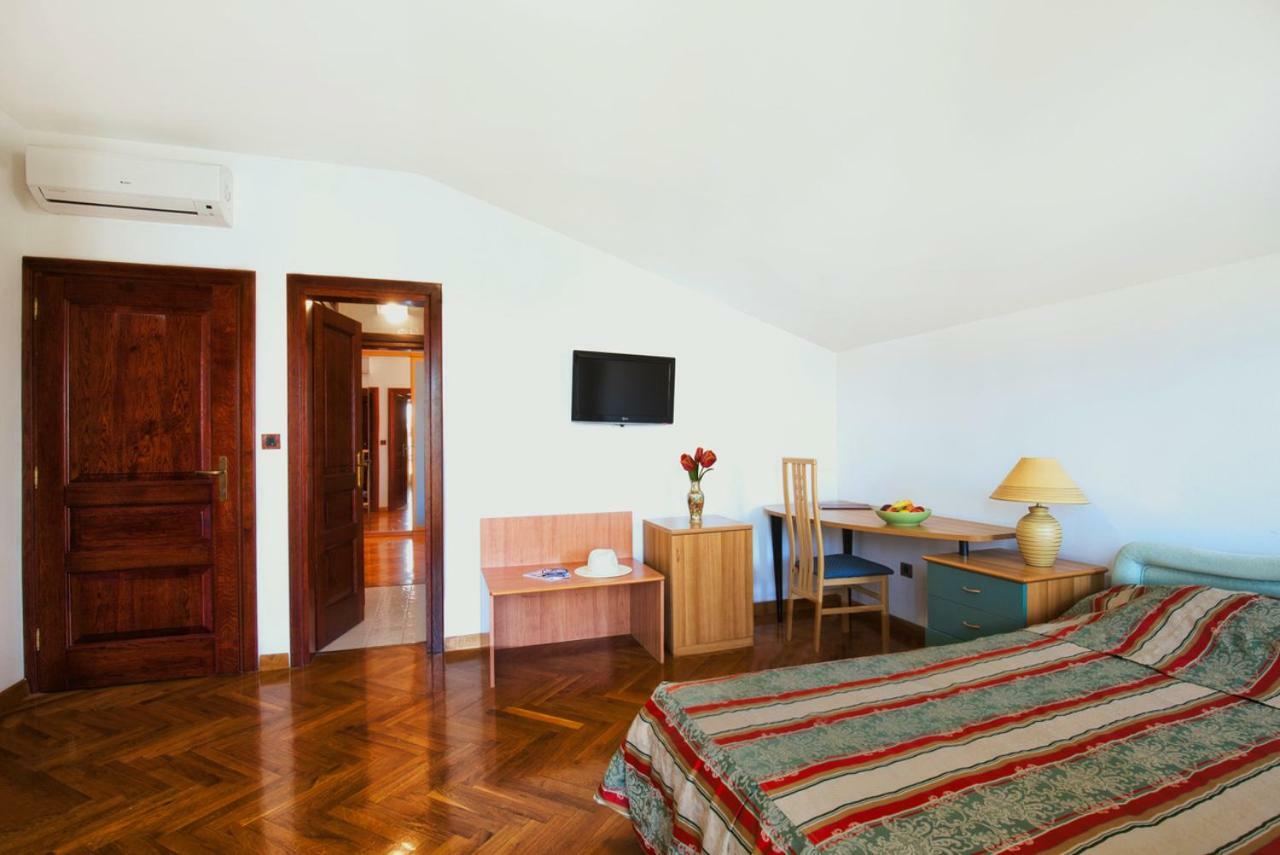 Villa Sveta Eufemija - Bed And Breakfast 로비니 외부 사진